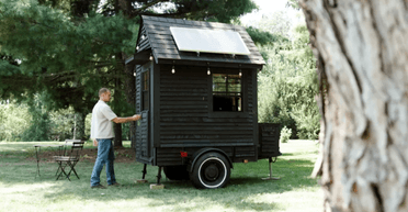 Чоловік збудував "найменший" в світі будинок з сонячними панелями (фото)