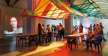 Быстрорастворимое время. Как рассказать о "лихих 90-х" языком искусства