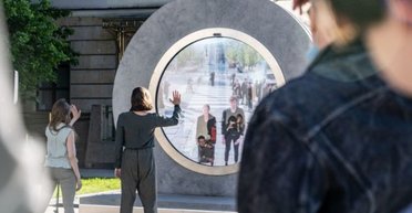 Люди дивляться один на одного: посеред Нью-Йорка з'явився "портал" в інше місто (відео)