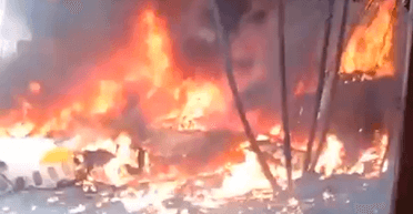 На высокой скорости врезался в землю: в Бразилии разбился самолет с пассажирами на борту (видео)