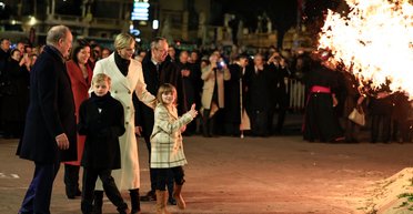Княгиня Монако Шарлін із донькою зʼявилися на публіці в стильних пальтах (фото)