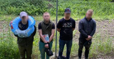 Четверо уклонистов пытались переплыть Тису на двух надувных детских кругах (фото, видео)