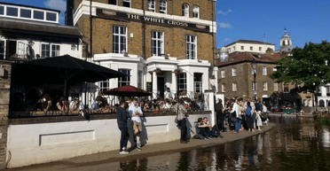 Резиновые сапоги и блюда со сточными водами: в интернете обсуждают паб "с секретом" (видео)