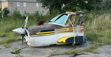 Світиться в темряві: таємничий літак знайдений кинутим на узбіччі дороги (фото, відео)