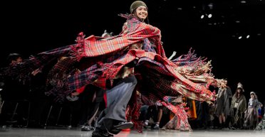 Тренды зимы 2021-2022. Кожаные пальто, деним в стиле 90-х, юбки плиссе и вязаная одежда