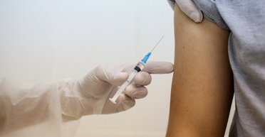 Маленькое препятствие для большой вакцинации. Где Украине взять 100 миллионов шприцев