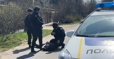 Стріляв з пістолета та підірвав гранату посеред вулиці: в Одесі затримали військового (відео)