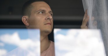 Мужчина обнаружил "слежку" за собой возле дома: он показал подозреваемого (фото)