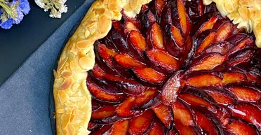 Галета зі сливами: рецепт смачної сезонної випічки (відео)