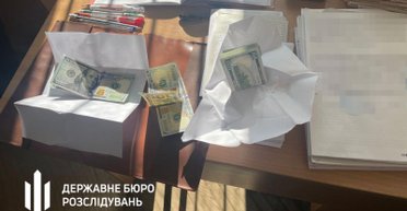 Едва не подавилась: под Львовом чиновница ВЛК во время задержания пыталась съесть взятку (фото)