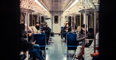 "Дивився у вікно": чоловік не поступився місцем у поїзді матері з дітьми і не розуміє, чи винен