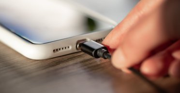 Электроэнергия из воздуха: новый вид генератора уже заряжает небольшие устройства