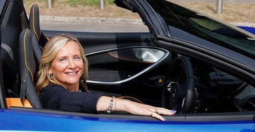 62-летняя фанатка "Формулы-1" выиграла суперкар McLaren, но отказалась от машины (фото)