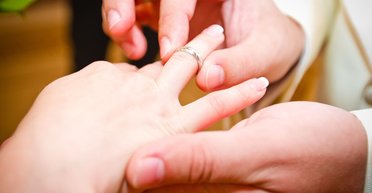 Вез "старую" и "новую" жен: на границе с Польшей задержали "шведскую семью" из Украины (фото)