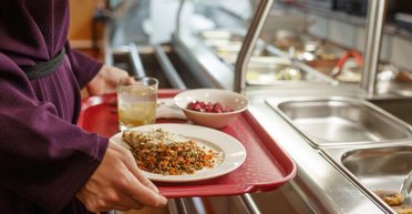 Безкоштовні обіди для школярів: в Україні розширюють програму харчування з 2025 року (відео)