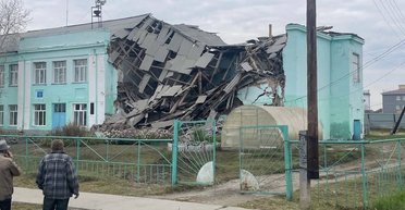 "Завалилась": в России на глазах очевидцев рухнуло здание школы (видео)
