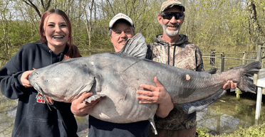 Рибалки не вірять: 15-річна дівчинка спіймала величезну рибу, яка викликала суперечки (фото)