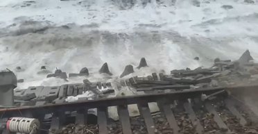 Смыло железную дорогу в Сочи и снесло памятник в Крыму: россияне показали последствия непогоды (фото)