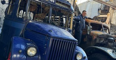 Рідкісні експонати автомузею в Дніпрі постраждали від російського обстрілу (фото, відео)