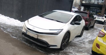 В Киеве заметили новейший гибрид Toyota в футуристическом стиле (фото)