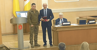 Мер Одеси Труханов отримав медаль від Нацгвардії: за що нагородили (відео)