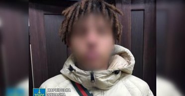 Несовершеннолетний в Харькове жестоко избил отца с сыном: ему вручили подозрение (видео)