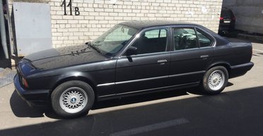 В Україні виявили покинутим культовий BMW 90-х із малим пробігом (фото)