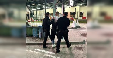 Сложился вдвое: ГПСУ задержала уклониста, которого едва нашли под сиденьем буса (видео)