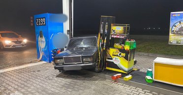 На Закарпатье пьяный водитель влетел в бензоколонку и сразу пошел купить себе еще алкоголя (фото)