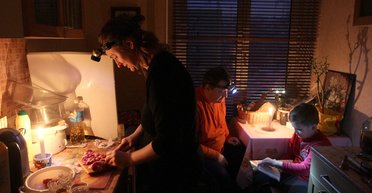 Черный веер над Украиной: когда закончатся отключения электричества?