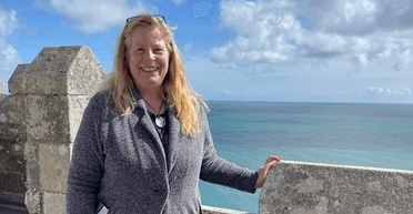 Жінка перед пенсією продала все майно і тепер живе на острові (фото)