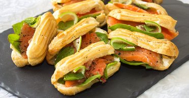 До новорічного столу: еклери з червоною рибою та сиром Філадельфія