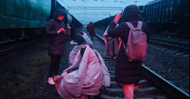 "Так виглядає пекло": журналістка показала евакуацію пасажирів потяга під час атаки "Шахедів" (фото)