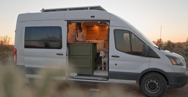 Ford Transit превратили в уютный дом на колесах за $9000 (видео)