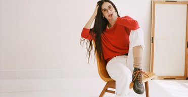 У стилі 90-их: Демі Мур показала найкращі модні образи для осені 2024 (фото, відео)