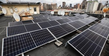 Эксперт раскритиковал установку солнечных батарей на домах: что лучше купить