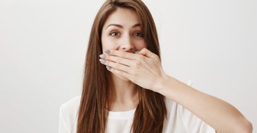 Неприятный запах изо рта: 7 домашних средств, которые могут помочь