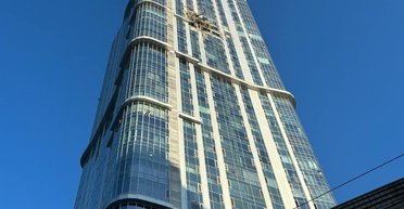 Стая БпЛА атаковала аэродром "Энгельс" в РФ: один из дронов влетел в многоэтажку (видео)