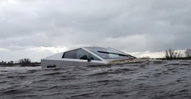 Электропикап Tesla Cybertruck сломался после форсирования глубоких водных преград (видео)