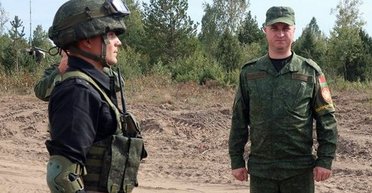 В сети всплыло видео отношений полковника армии Беларуси с мужчиной: журналисты указывают на срочника РФ