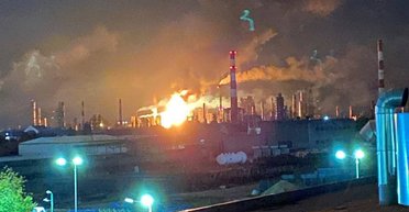 Рязанский НПЗ под атакой украинских БПЛА: на заводе прогремели взрывы и пожар (видео)