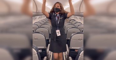 Виноваты авиакомпании: стюардесса объяснила, почему никогда не поднимает чемоданы пассажиров (видео)