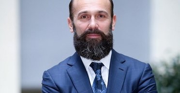 Адвокат Артур Емельянов заявил о незаконном задержании для вручения подозрения в "заказных обвинениях", — СМИ