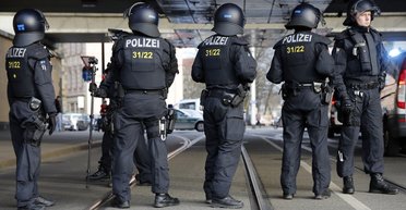 Не дали проехаться "зайцем": в Германии украинец с ножом устроил погром в электричке (фото)