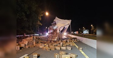 Грузовик попал в ДТП: автомагистраль засыпало тысячами конфет M&M's (фото)