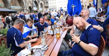 Выпили все пиво и веселятся: как болельщики Шотландии готовятся к игре с Германией (фото)