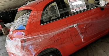 Австралієць жорстоко помстився водієві, який займав його місце на стоянці (відео)