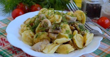 Галушки з куркою, грибами та цибулею: рецепт справжньої української страви