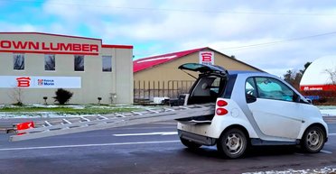 Водій Smart намагався перевезти шестиметрову драбину: чим усе закінчилося (фото)