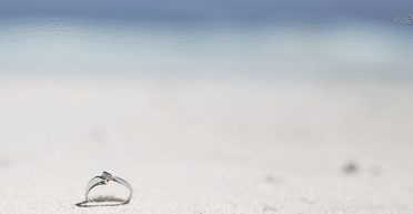 Жінка після сварки з чоловіком викинула в океан свою обручку